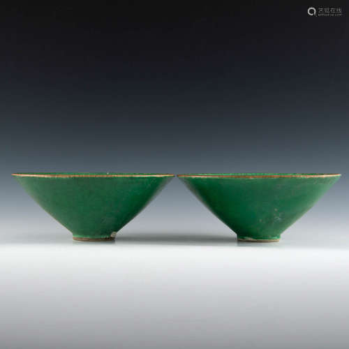 A pair of Chinese green-glazed douli bowls  19th century 十九...
