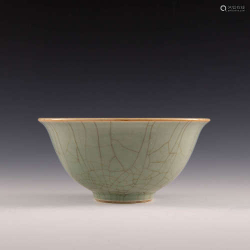 A Chinese celadon green ge-glazed bowl  18th century 十八世紀...