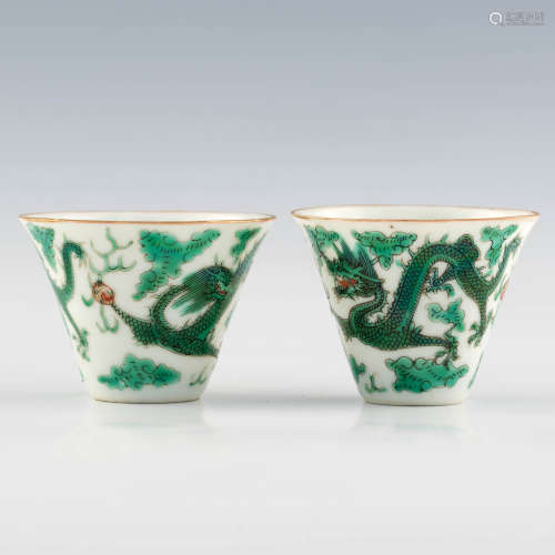 A pair of Chinese green-enameled dragon cups  19th century 十...