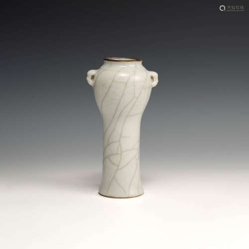 A Chinese ge-glazed vase  19th century 十九世紀 哥釉鋪首瓶