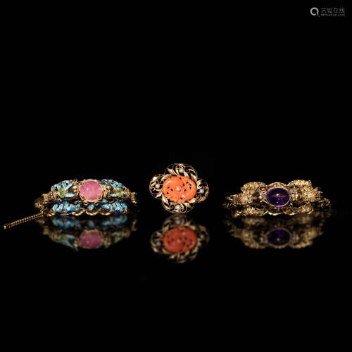 A group of three Chinese jewelry items  Early 20th century 二...