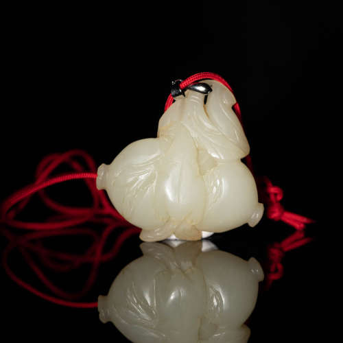 A Chinese white jade carved melon toggle  19th century 十九世...