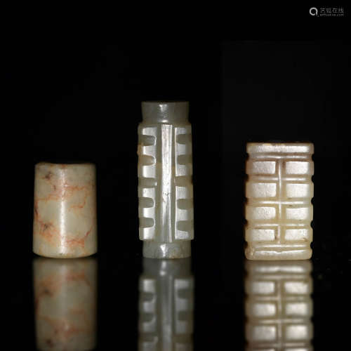 Three Chinese jade toggles  Ming dynasty or earlier 明代或更...