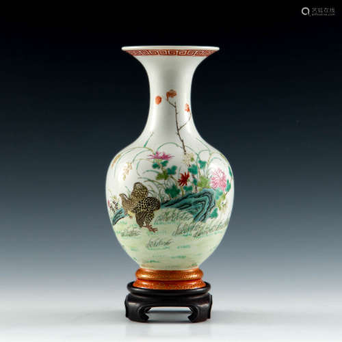 A Chinese famille rose vase  Republic period 民國 粉彩安居樂...