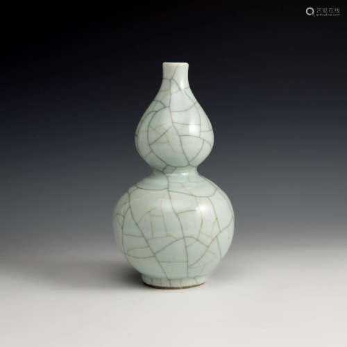 A Chinese ge-glazed hulu vase  19th century 十九世紀 哥釉葫蘆...