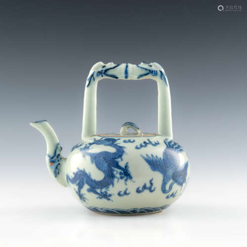 A Chinese blue and white porcelain teapot  19th century 十九...
