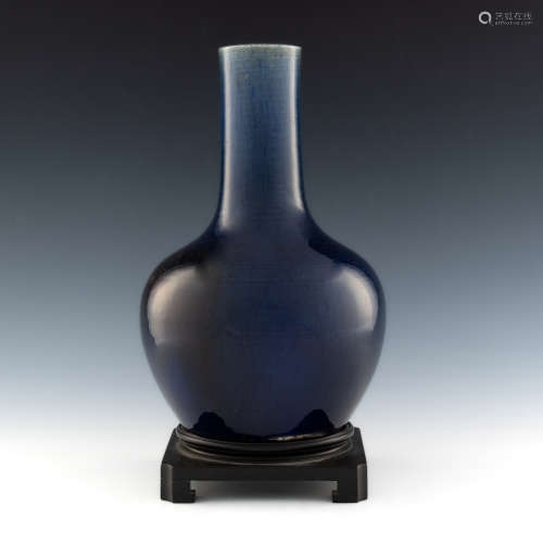 A Chinese blue glazed tianqiu vase  18th century 十八世紀 窯...