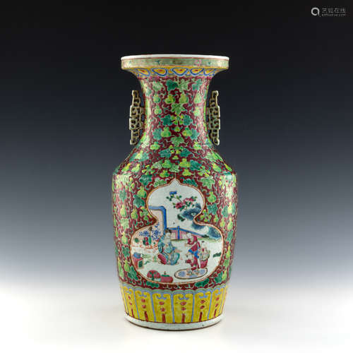 A Chinese famille rose vase  19th century 十九世紀 粉彩開光人...