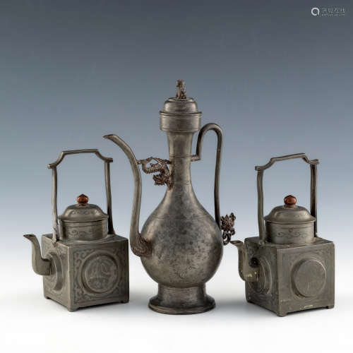 A group of three Chinese pewter teapots  19th century 十九世...