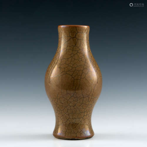 A Chinese yellow glazed ceramic vase  18th century 十八世紀 ...