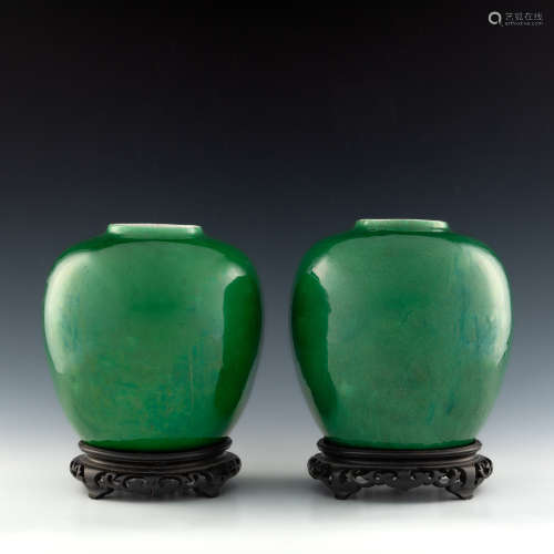 A pair of Chinese green glazed ginger jars  19th century 十九...