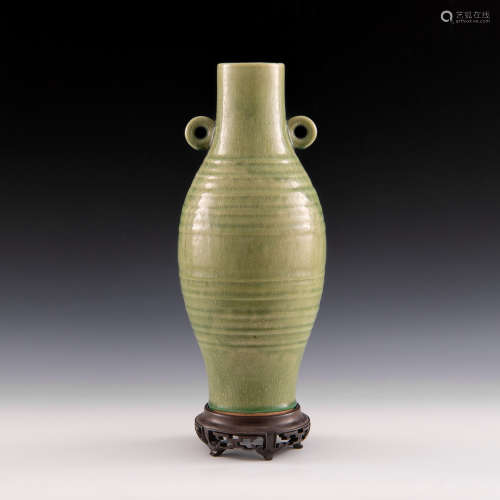A Chinese celadon vase  17th/18th century 十七/十八世紀 青釉...
