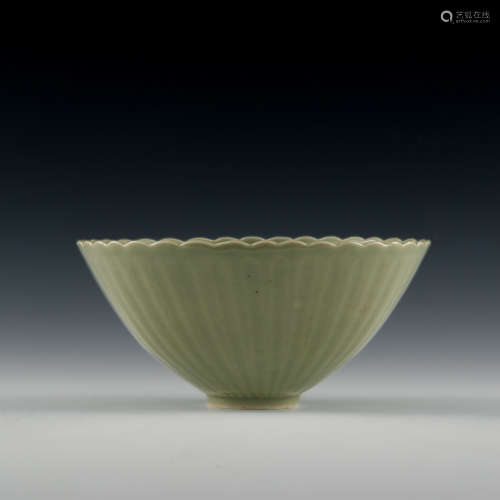 A Chinese celadon lobed bowl  18th/19th century 十八/十九世紀...