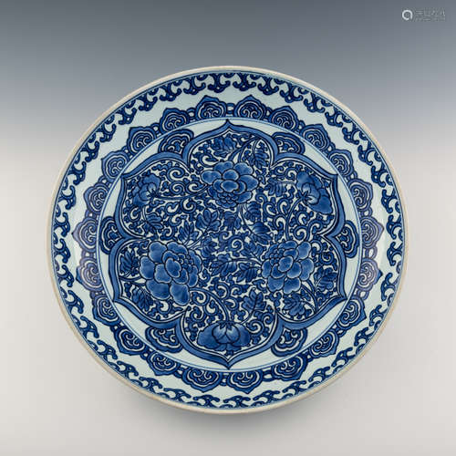 A Chinese blue and white floral charger  Kangxi period 清康熙...