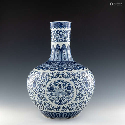 A Chinese blue and white lotus bottle vase  19th century 十九...