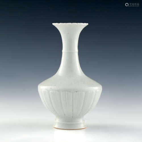 A Chinese white glazed vase  Republic period 民國 白釉菊瓣瓶