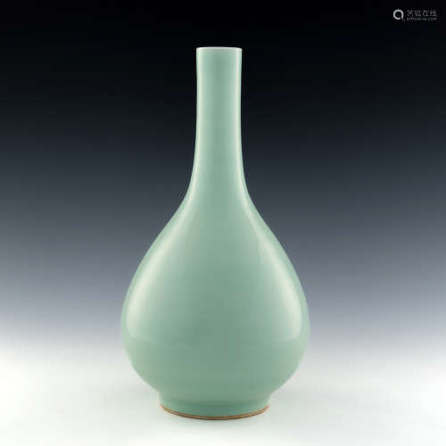 A Chinese celadon glazed dan vase  19th century 十九世紀 豆青...