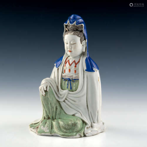 A Chinese famille rose statue of Guanyin  18th century 十八世...