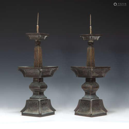 A pair of Chinese bronze candle sticks  18th/19th century 十...