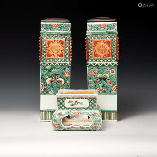 A pair of square Chinese wucai brush pots  19th century 十九...