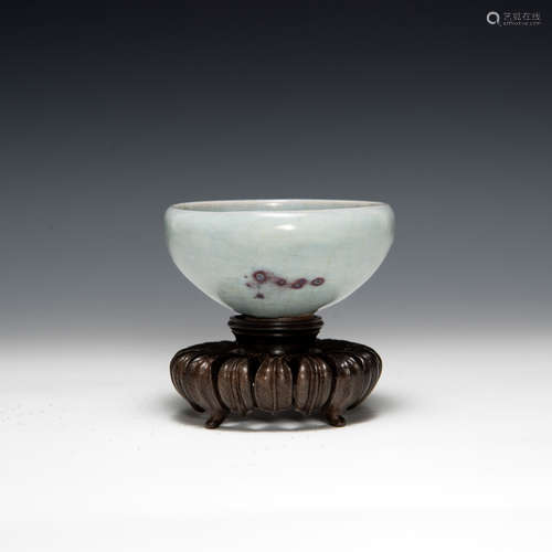 A Chinese jun-glazed teacup  Ming dynasty or earlier 明代或更...