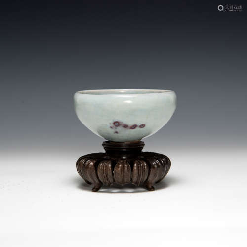 A Chinese jun-glazed teacup  Ming dynasty or earlier 明代或更...