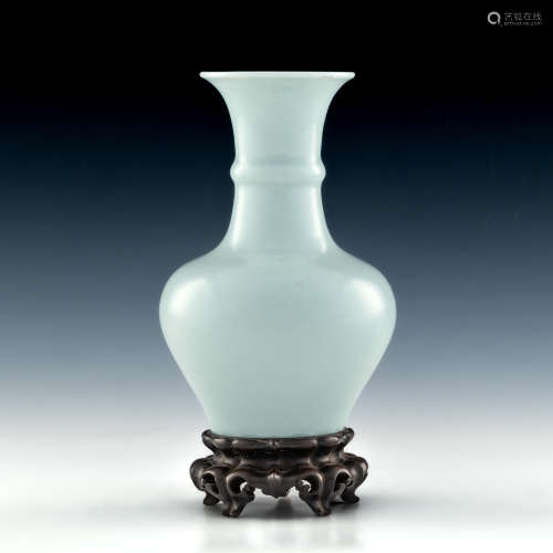 A Chinese celadon vase  Republic period 民國 天青釉鉉紋瓶（附...