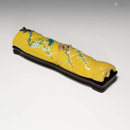 A Chinese sandai porcelain arm rest  19th century 十九世紀 黃...