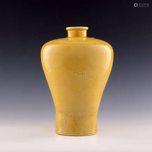 A Chinese yellow glazed meiping  Republic period 民國 黃釉暗...