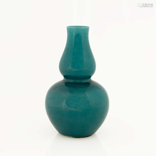 A Chinese turquoise blue hulu vase  19th century 十九世紀 孔...