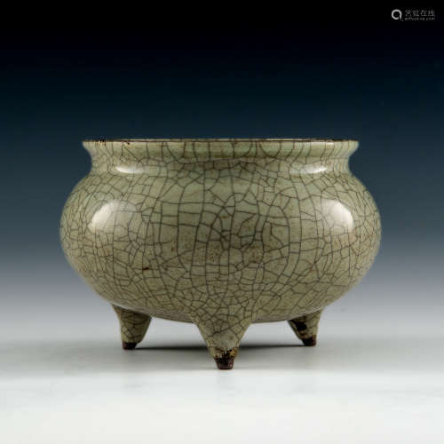 A Chinese ge glazed tripod censer  18th century or earlier 十...