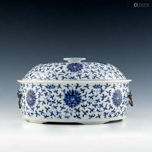 A Chinese blue and white lidded lotus pot  19th century 十九...