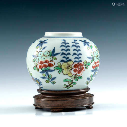 A Chinese wucai flower jar  19th century 十九世紀 青花五彩花...