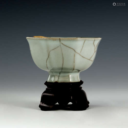 A Chinese Guan-Type glazed octagonal cup  18th century 十八世...
