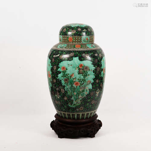 A Chinese wucai lidded jar  19th century 十九世紀 五彩花鳥大...