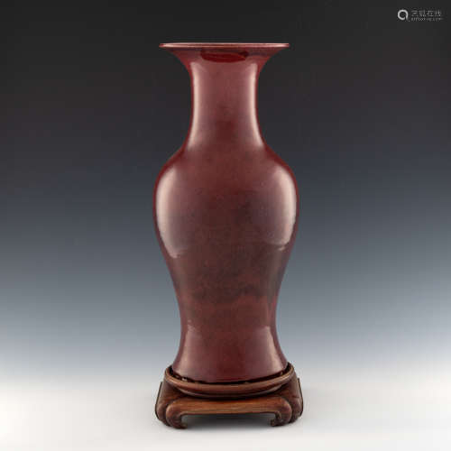 A Chinese red-glazed guanyin vase  Early 19th century 十九世...