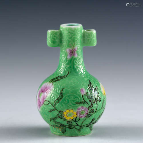A Chinese green ground famille rose vase  Early 19th century...