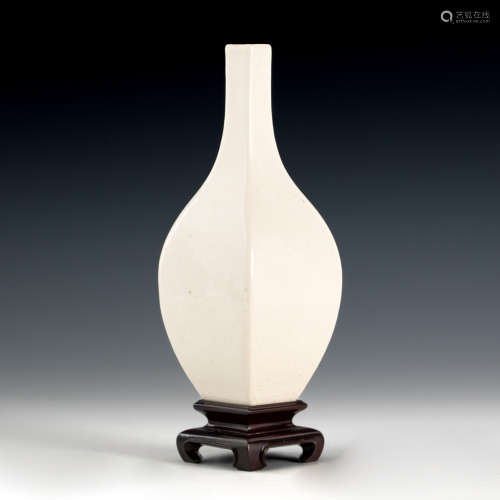 A Chinese ding-glazed incised square vase  18th century 十八...