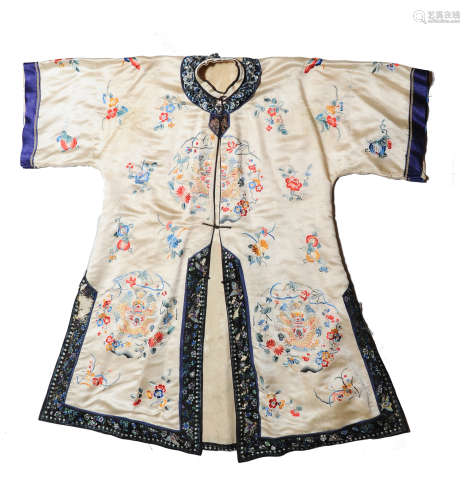 A Chinese white ground silk lady's robe  19th century十九世紀...