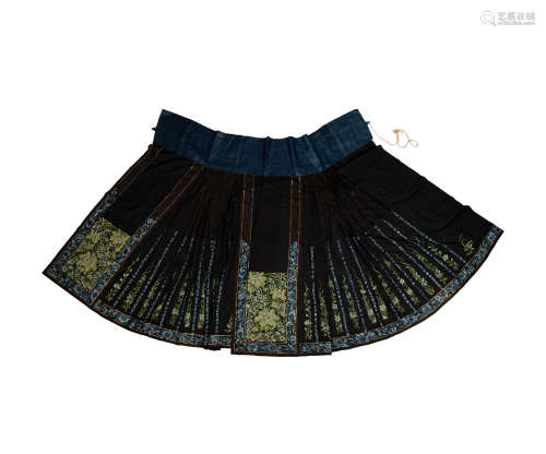 A Chinese black ground skirt  19th century十九世紀 黑地刺繡花...