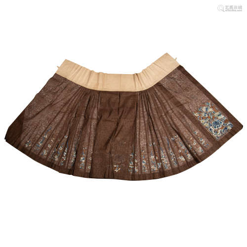 A Chinese brown ground skirt  19th century十九世紀 茶色地刺繡...