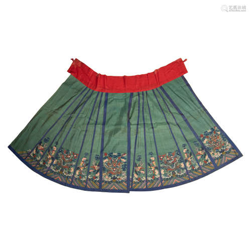 A Chinese green ground skirt  19th century十九世紀 綠地刺繡龍...