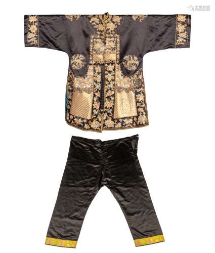 A Chinese black ground silk robe  19th century十九世紀 黑地金...