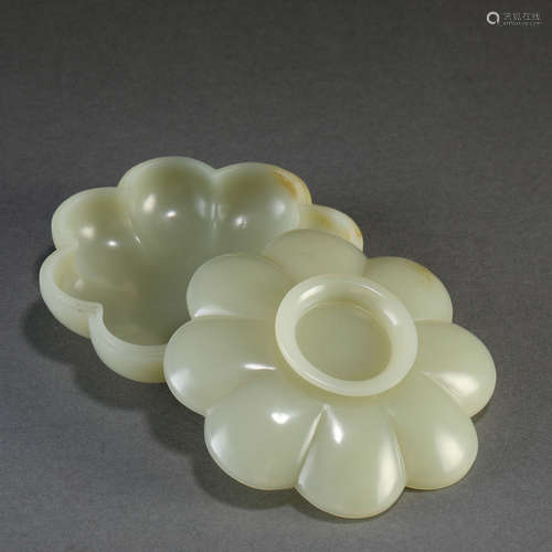 A Chinese Carved Jade Lobed Box with Cover