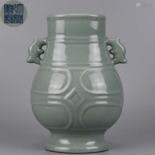 A Archaic Form Celadon Glaze Vase Qing Dynasty