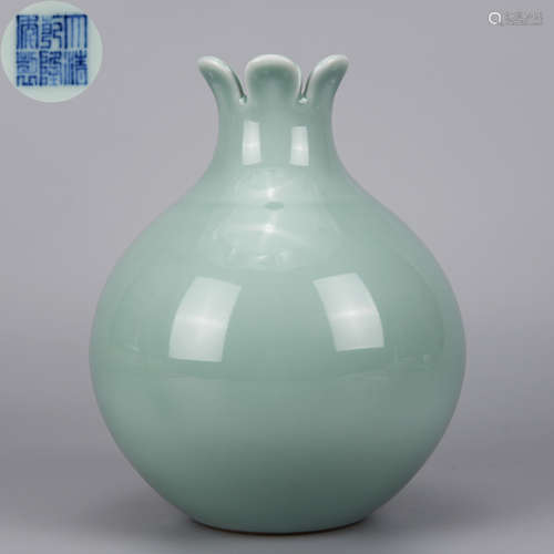 A Celadon Glaze Pomegranate Jar Qing Dynasty