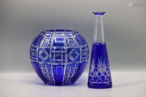 VESSIERE-BACCARAT vase boule bleu à facette et à relief géom...