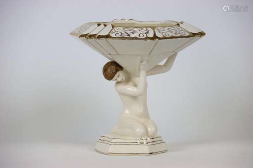 Grande coupe style ART DECO en porcelaine le pied en femme n...