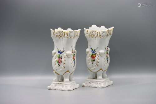 PAIRE DE VASES de mariée en porcelaine de Paris à décor émai...