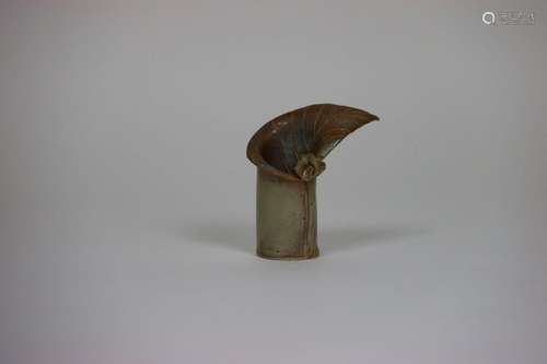 Petit vase en forme de feuille. Signé B.B. ? Dimensions: 15 ...